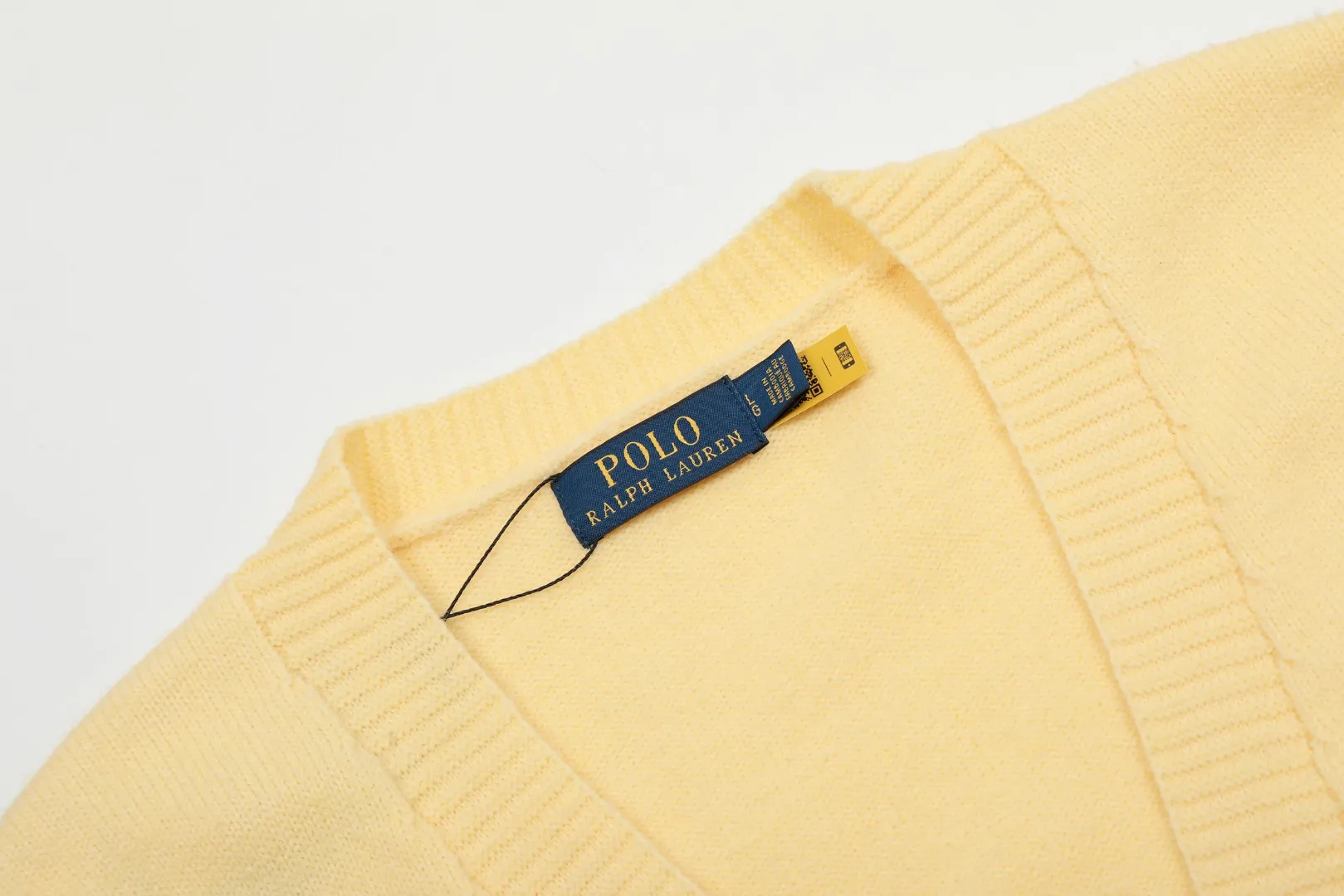 P220 Top quality" Style number: DS016# [Ralph Lauren V-neck solid color pony embroidered logo wool velvet knitted shawl cardigan] ✅Ralph Lauren Lazy‌oversize style basic classic versatile ten-color shawl cardigan ✅Main supplier platform live broadcast Wholesale entities Out of stock will be replenished Not off the shelf ✅ZP quality 1:1 version Can scan the code to enter the GF website Counter quality ✅Details and quality are the only one in Guangzhou. Light luxury wool. Focus on high-end. Cost-effective. Needless to say good quality. ✅Restore the original version. Can wear 190 pounds. Loose, comfortable and stress-free. ✅Loose upper body, oversize and lazy style. Must-have style for goddess ootd. ✅Good-looking clothes are never picky. Recommended for goddess wardrobe. Taro Purple, Light Khaki, Chinese Red, Anchor Red